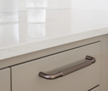 Load image into Gallery viewer, Handle Helix - 128mm - Dark bronze