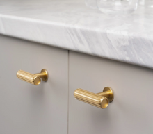 Load image into Gallery viewer, Knob T Rille - Brushed brass