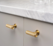 Load image into Gallery viewer, Knob T Rille - Brushed brass
